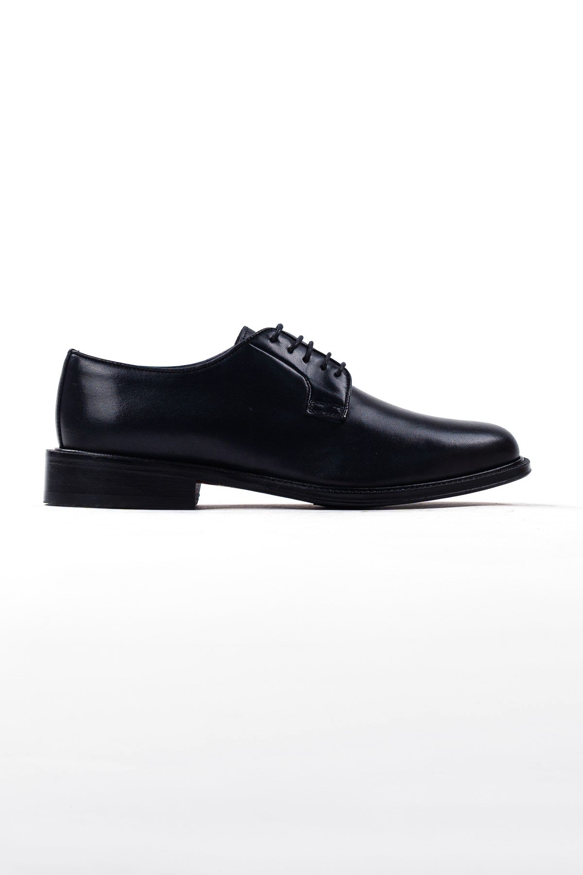 Scarpe stringate da uomo blu modello derby in vera pelle di vitello con chiusura lacci e suola in cuoio alta