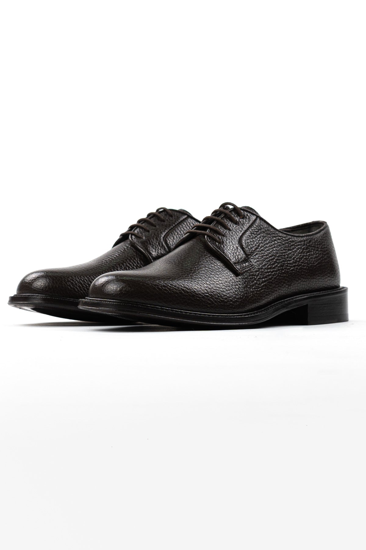 Scarpe stringate da uomo testa di moro modello derby in vera pelle di vitello martellata con chiusura lacci e suola in cuoio alta