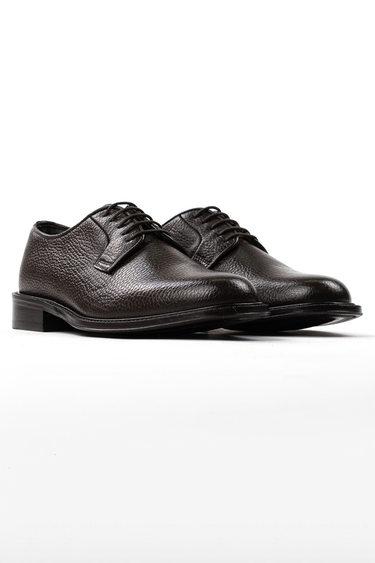 Scarpe stringate da uomo testa di moro modello derby in vera pelle di vitello martellata con chiusura lacci e suola in cuoio alta