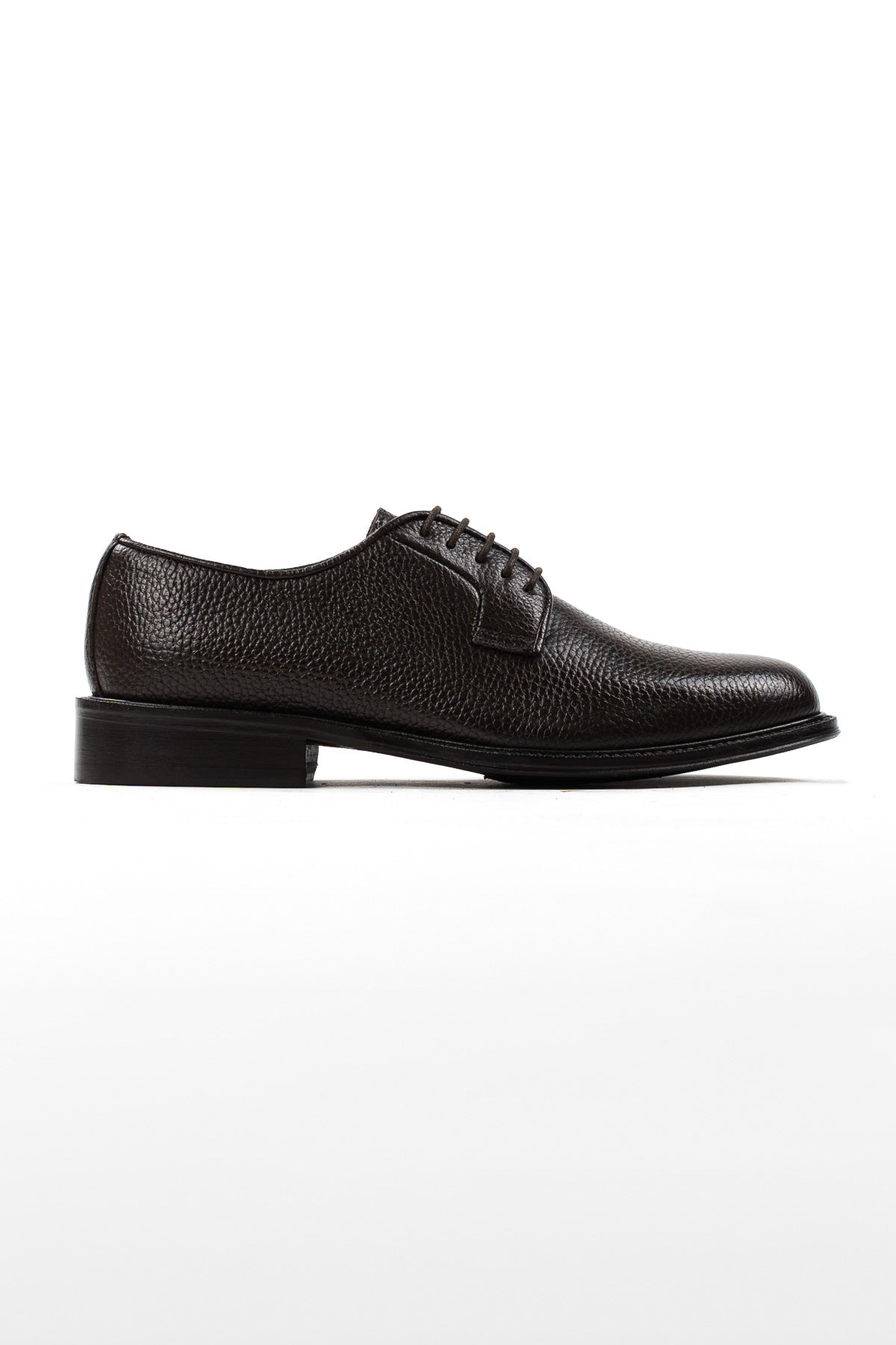 Scarpe stringate da uomo testa di moro modello derby in vera pelle di vitello martellata con chiusura lacci e suola in cuoio alta