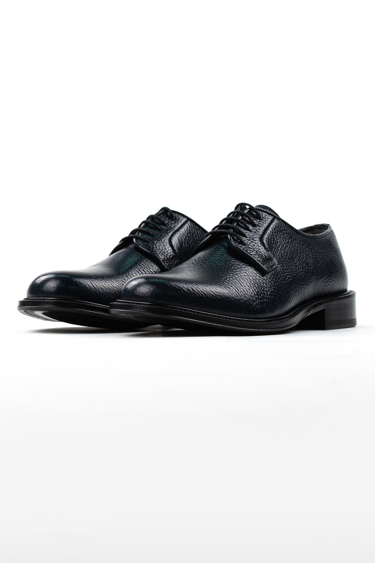 Scarpe stringate da uomo nere modello derby in vera pelle di vitello martellata con chiusura lacci e suola in cuoio alta