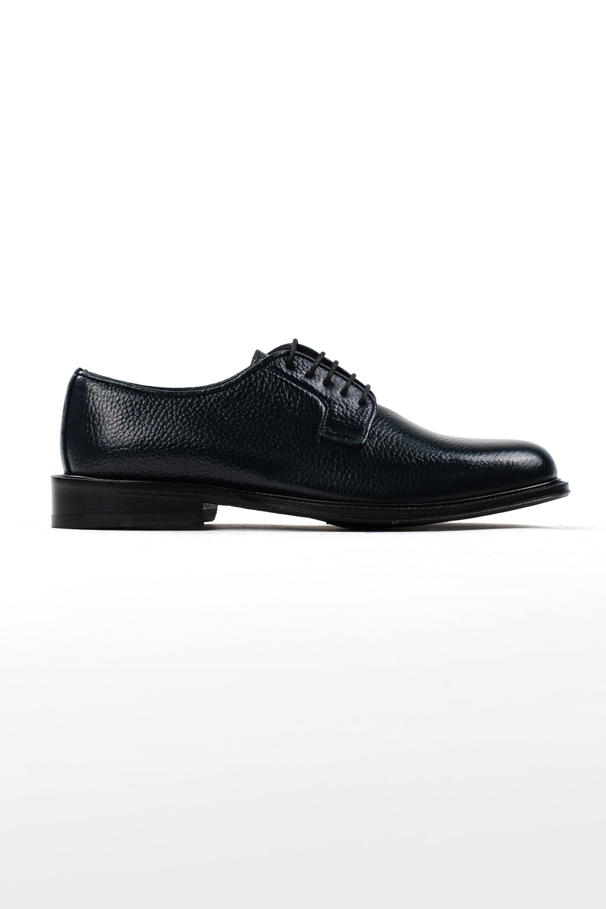 Scarpe stringate da uomo nere modello derby in vera pelle di vitello martellata con chiusura lacci e suola in cuoio alta