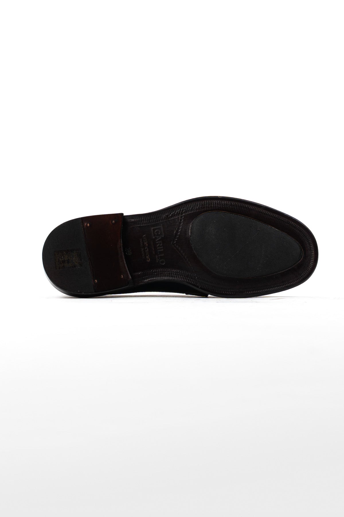 Scarpe stringate da uomo nere modello derby in vera pelle di vitello martellata con chiusura lacci e suola in cuoio alta