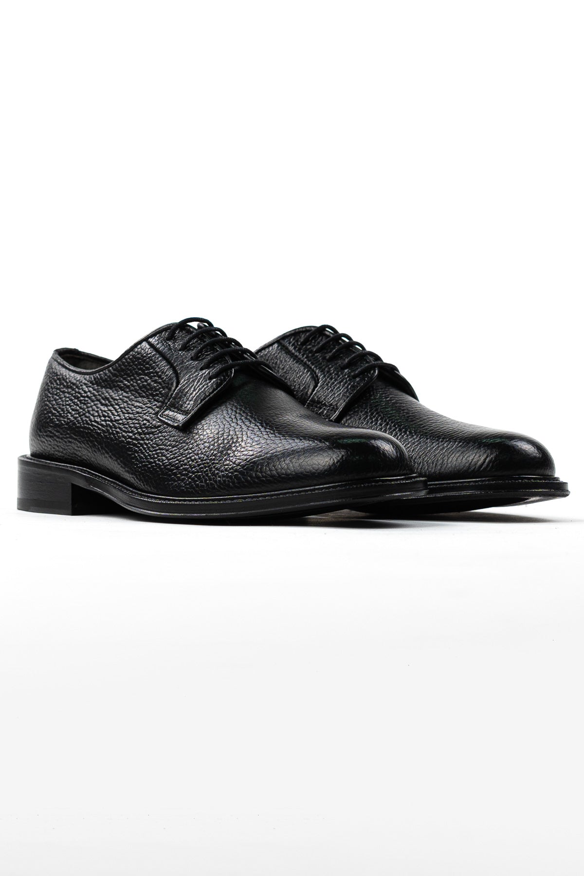 Scarpe stringate da uomo nere modello derby in vera pelle di vitello martellata con chiusura lacci e suola in cuoio alta