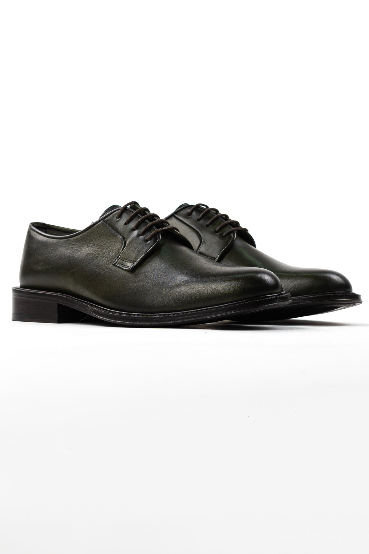 Scarpe stringate da uomo verdi modello derby in vera pelle di vitello con chiusura lacci e suola in cuoio alta