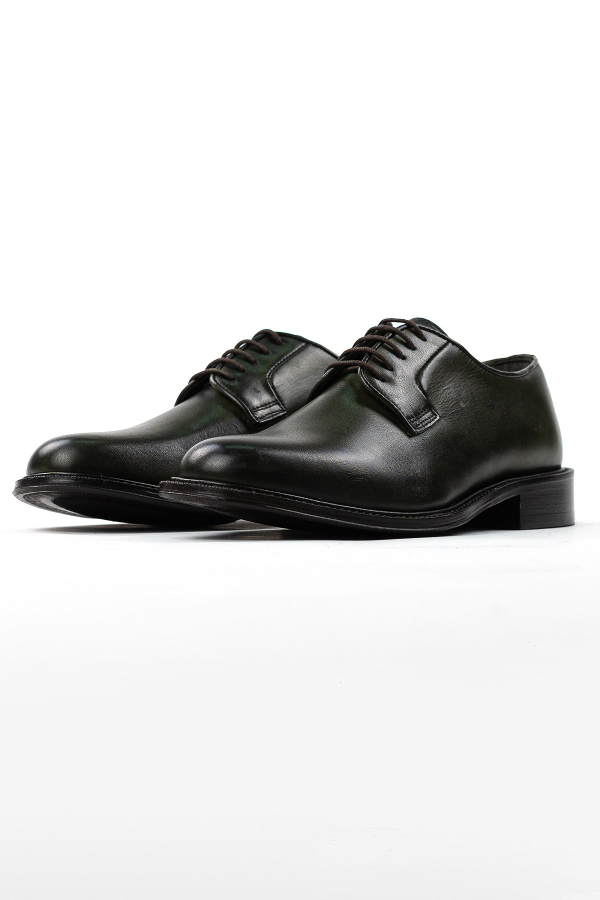 Scarpe stringate da uomo verdi modello derby in vera pelle di vitello con chiusura lacci e suola in cuoio alta