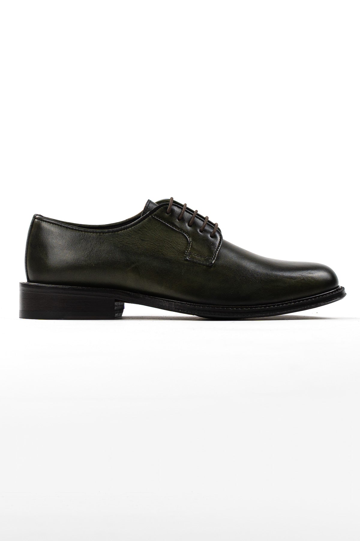Scarpe stringate da uomo verdi modello derby in vera pelle di vitello con chiusura lacci e suola in cuoio alta