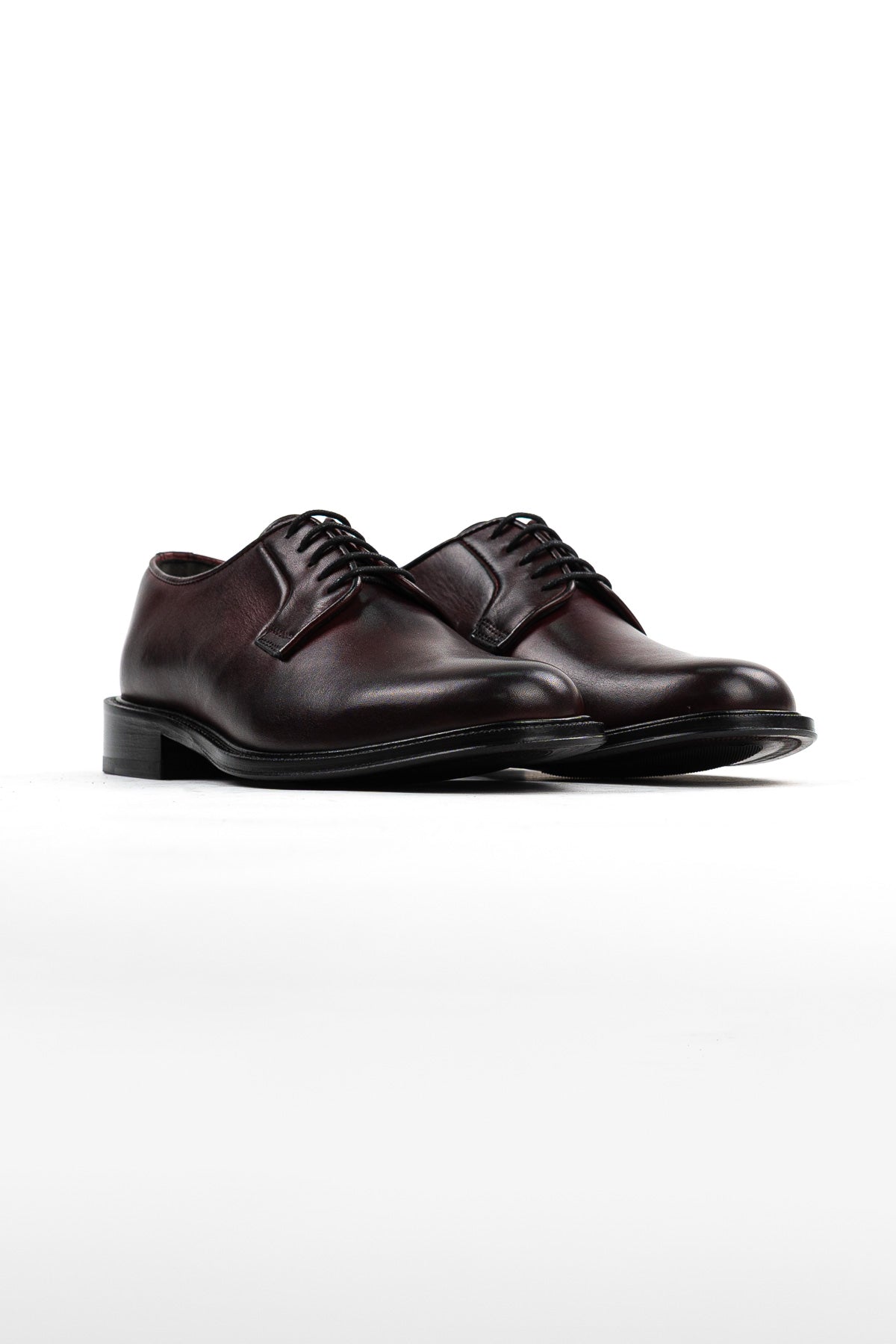 Scarpe stringate da uomo Bordeaux modello derby in vera pelle di vitello con chiusura lacci e suola in cuoio alta