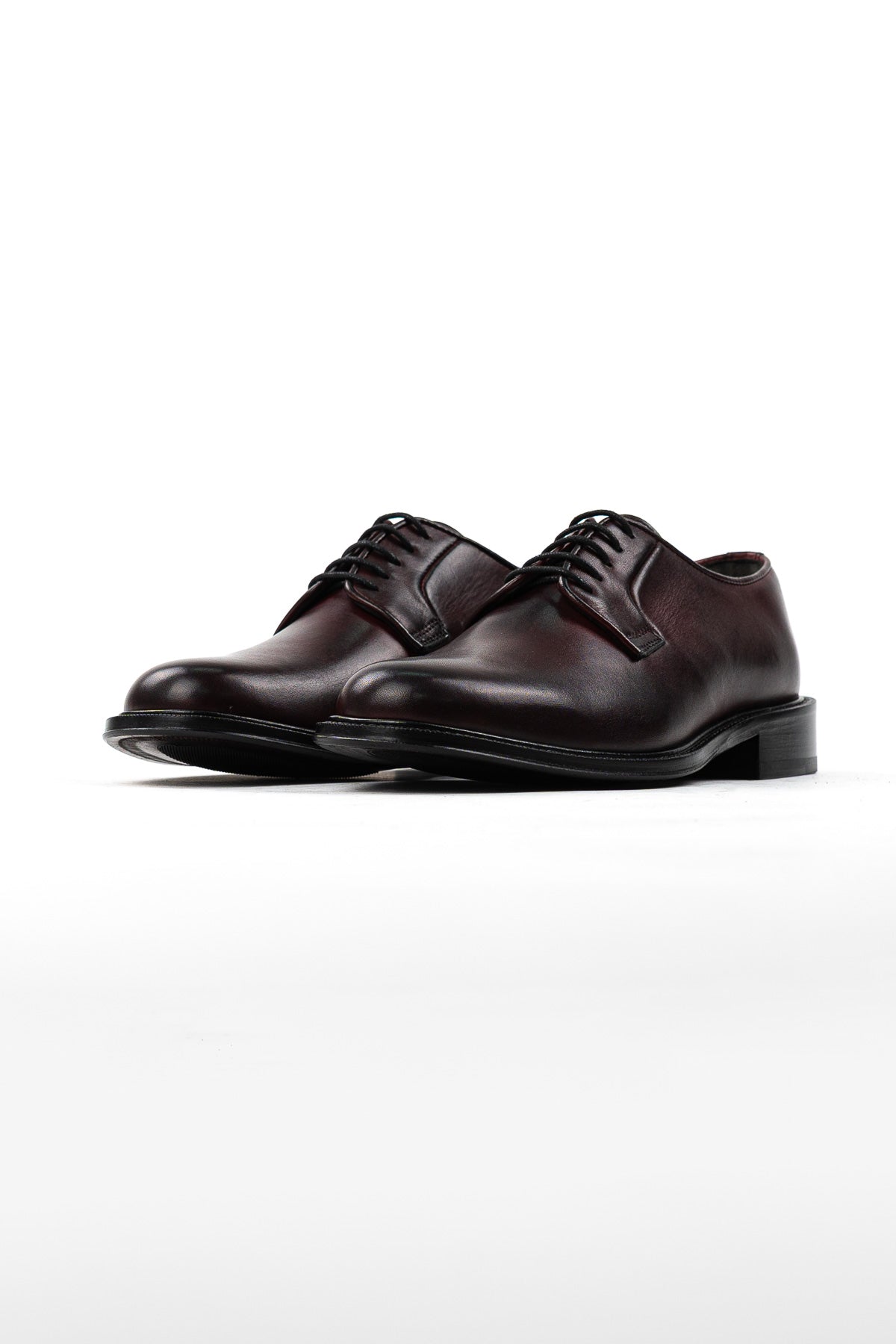 Scarpe stringate da uomo Bordeaux modello derby in vera pelle di vitello con chiusura lacci e suola in cuoio alta