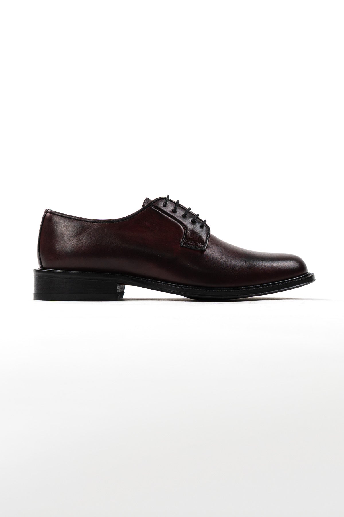 Scarpe stringate da uomo Bordeaux modello derby in vera pelle di vitello con chiusura lacci e suola in cuoio alta