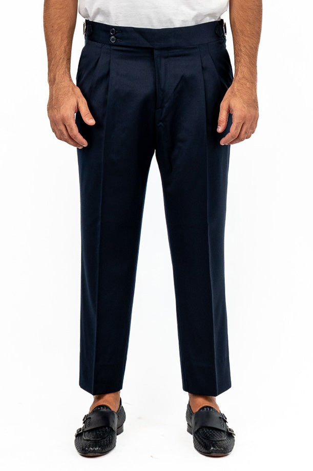 Herrenhose in Marineblau mit seitlichen Schnallen aus Super 110er Schurwolle, exklusive Stoffe von Sartoria Carillo, hoher Bund, Doppelfalten und 5 cm Aufschlag