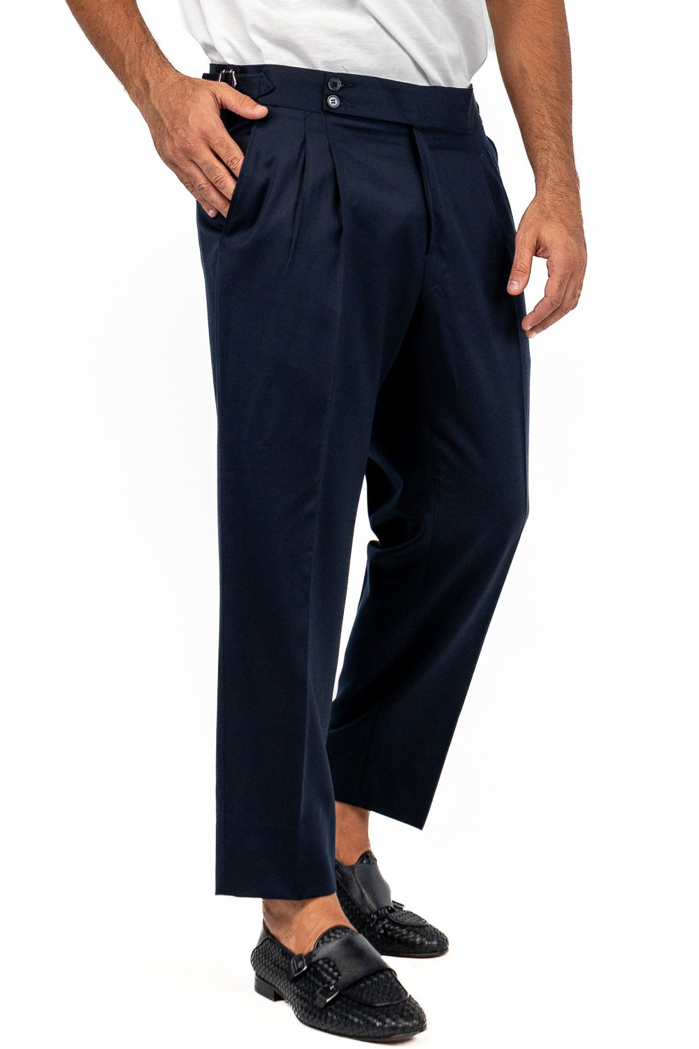 Herrenhose in Marineblau mit seitlichen Schnallen aus Super 110er Schurwolle, exklusive Stoffe von Sartoria Carillo, hoher Bund, Doppelfalten und 5 cm Aufschlag