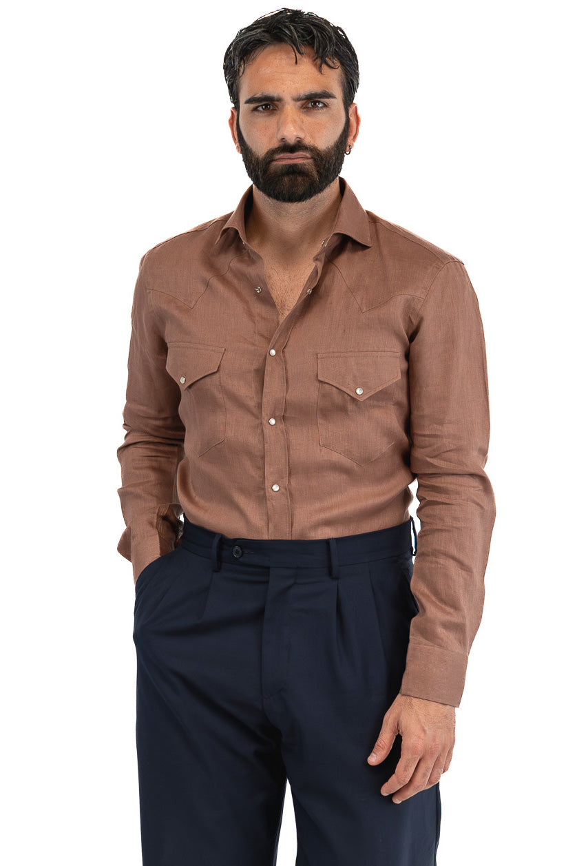 Camicia Uomo marrone modello texana in lino 100% made in italy collo semi francese morbido chiusura bottoni a pressione effetto madreperla con tasche sul davanti
