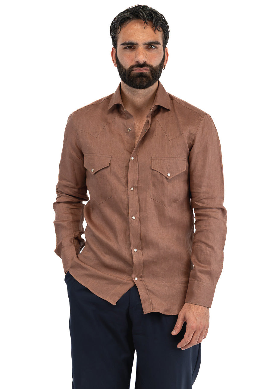 Camicia Uomo marrone modello texana in lino 100% made in italy collo semi francese morbido chiusura bottoni a pressione effetto madreperla con tasche sul davanti