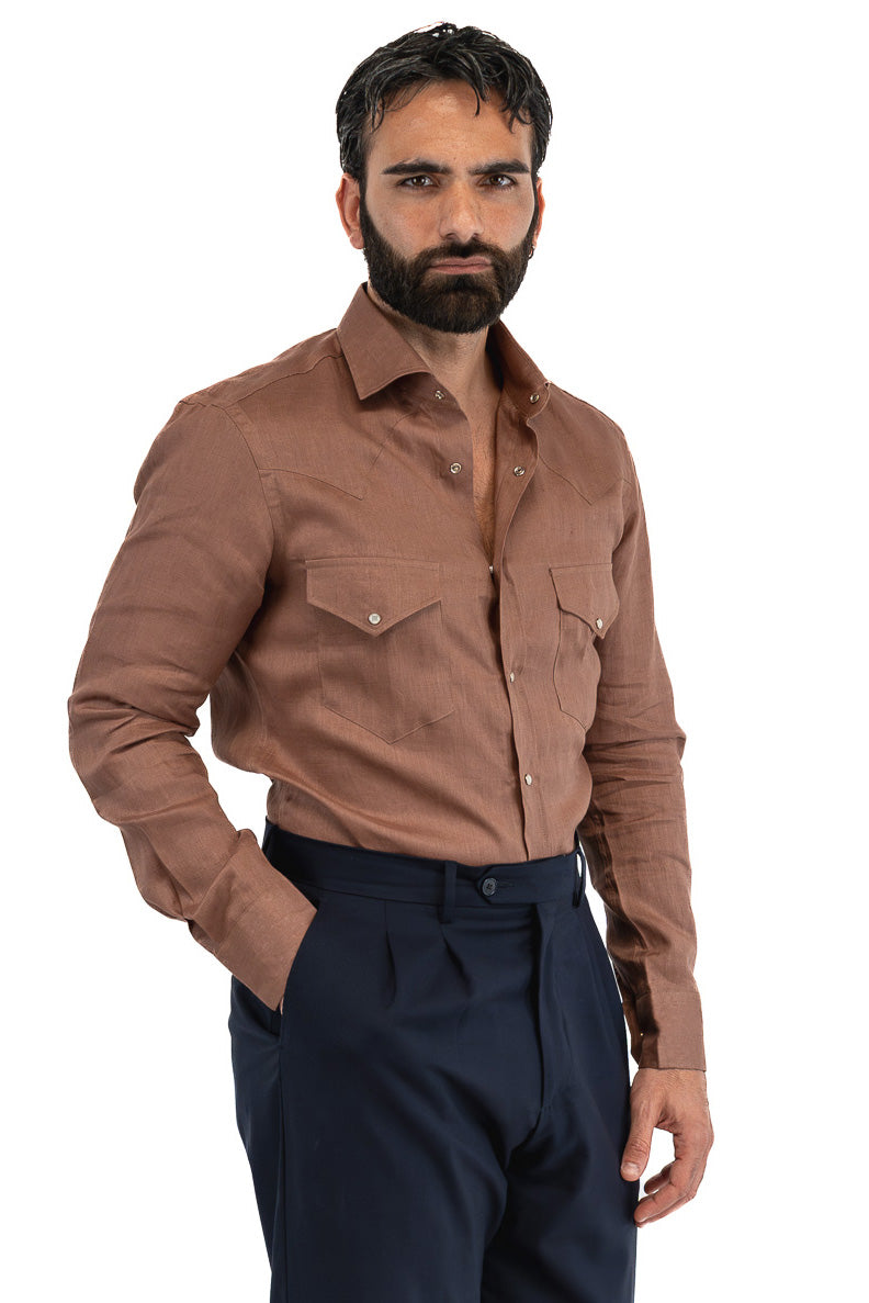 Camicia Uomo marrone modello texana in lino 100% made in italy collo semi francese morbido chiusura bottoni a pressione effetto madreperla con tasche sul davanti