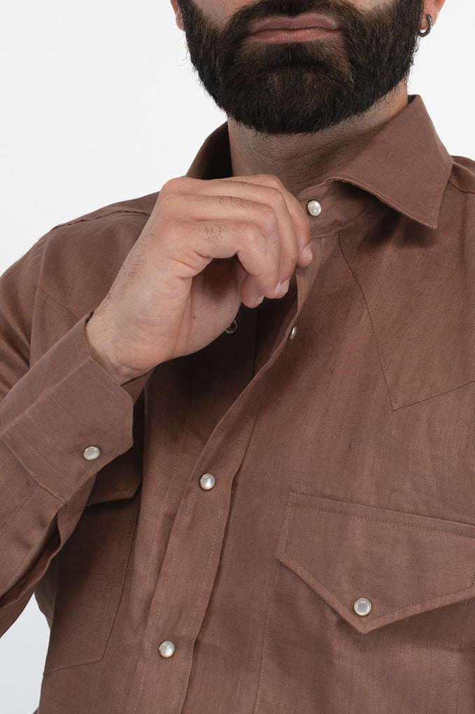 Camicia Uomo marrone modello texana in lino 100% made in italy collo semi francese morbido chiusura bottoni a pressione effetto madreperla con tasche sul davanti