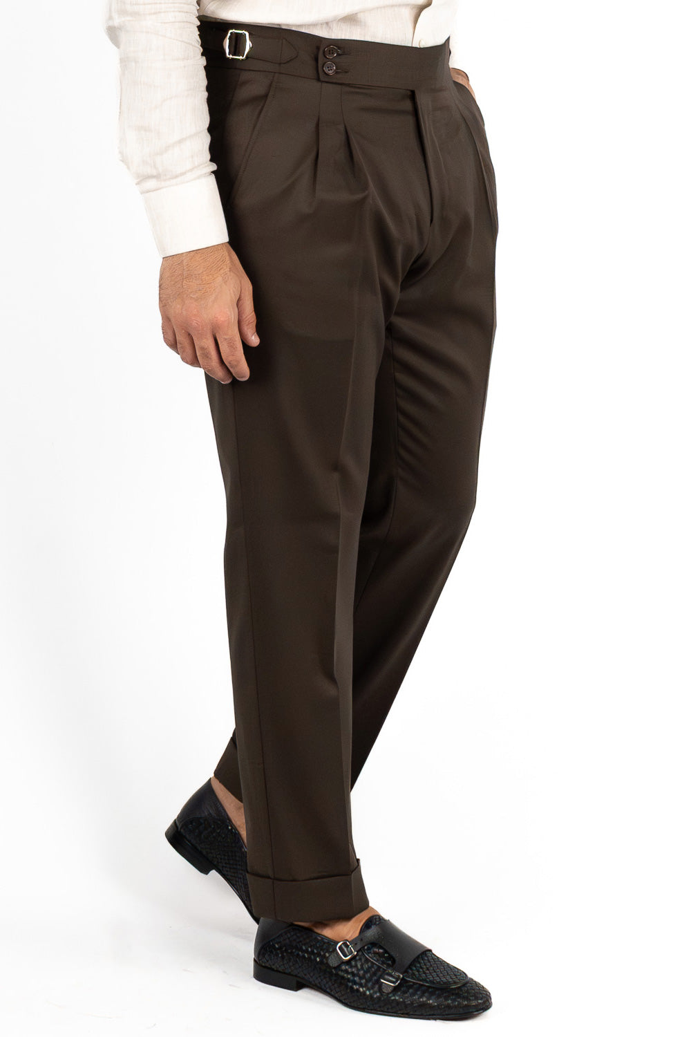 Pantalone marrone vita alta uomo fresco lana super 110's Sartoria Carillo Tessuti con fibbie laterali e risvolto 5cm
