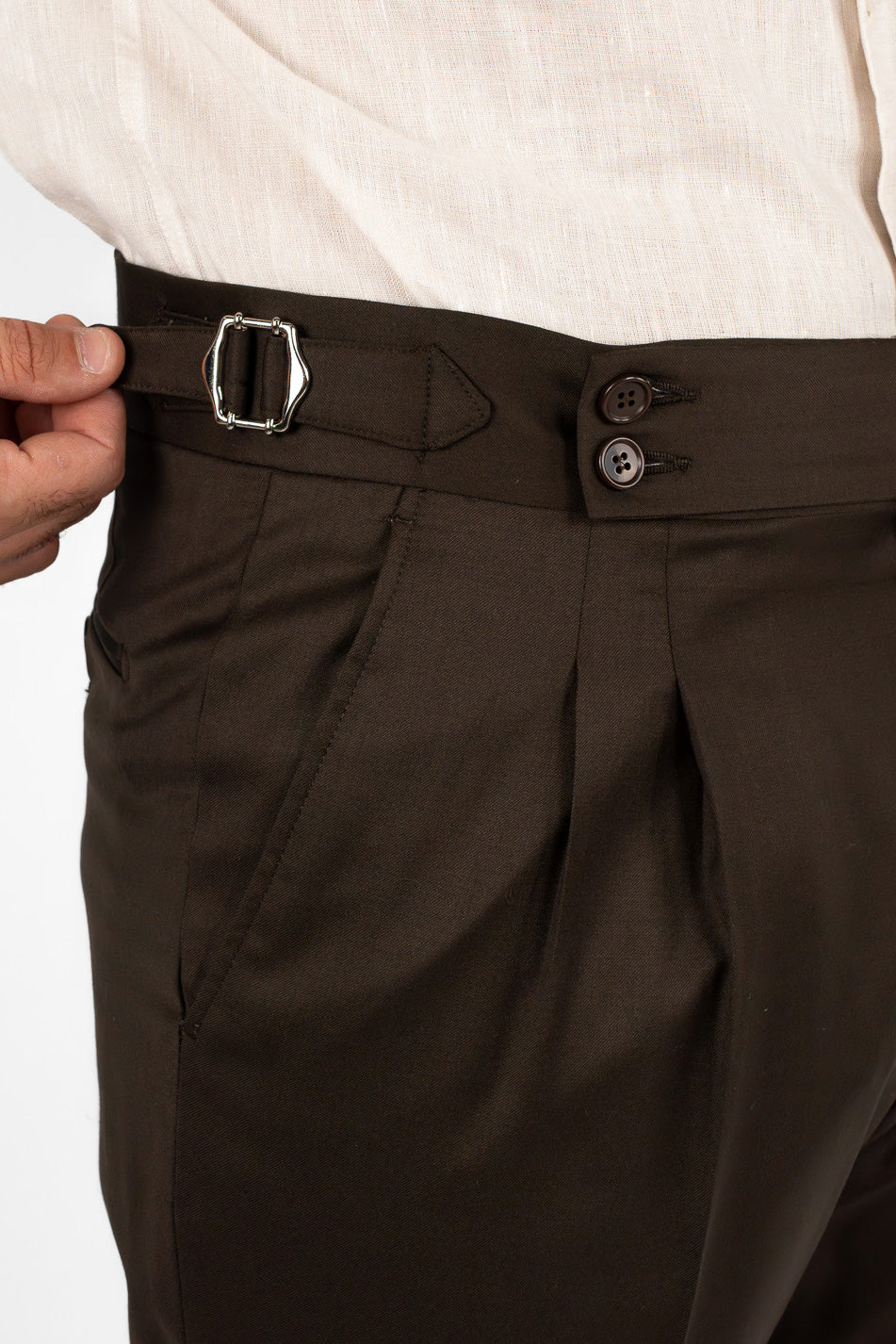 Pantalone marrone vita alta uomo fresco lana super 110's Sartoria Carillo Tessuti con fibbie laterali e risvolto 5cm