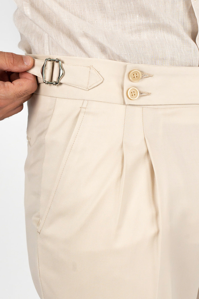 Pantalone beige vita alta con fibbie laterali regolabili e doppie pinces risvolto 5cm da uomo in 100% fresco lana Carillo Drapers