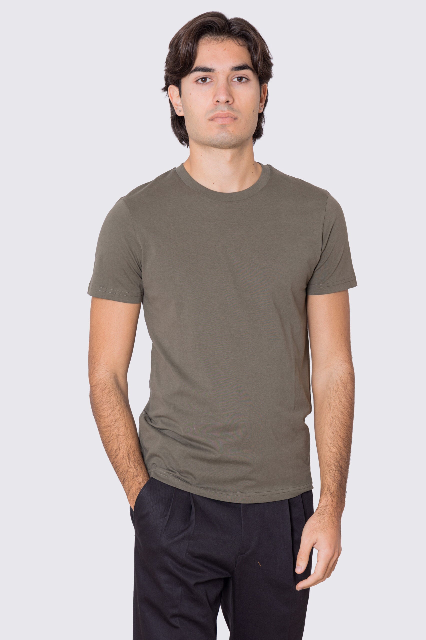 T-shirt da uomo in cotone organico tinta unita verde militare regular fit elasticizzata girocollo