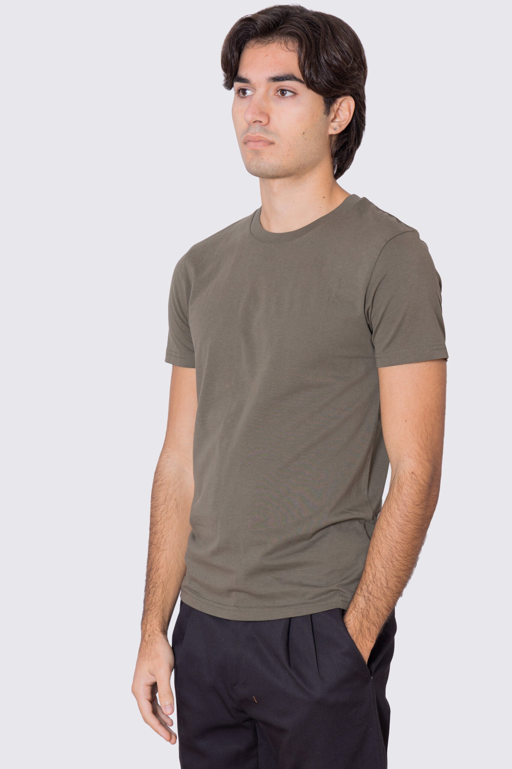 T-shirt da uomo in cotone organico tinta unita verde militare regular fit elasticizzata girocollo