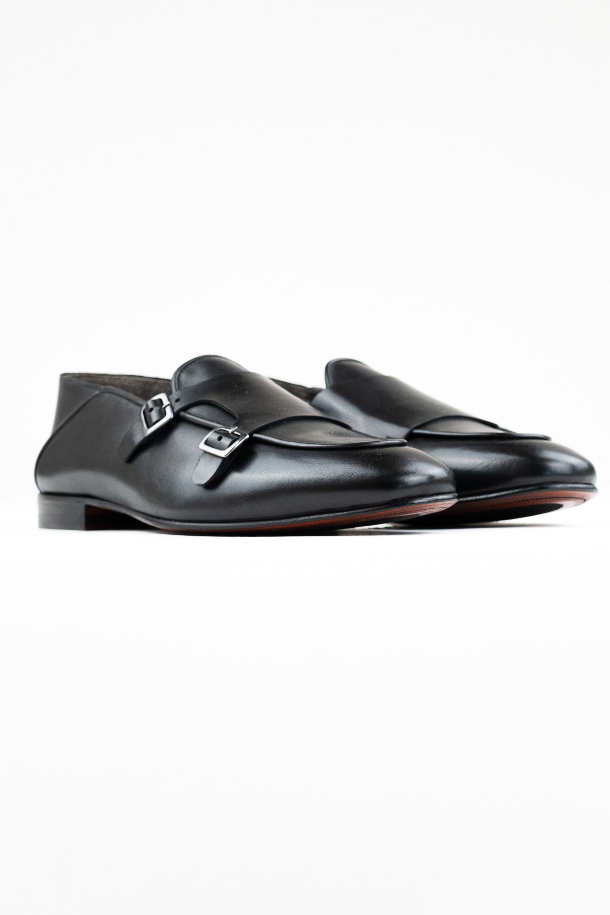 Mocassini uomo neri in vera pelle con doppia fibbia e suola in cuoio made in italy.