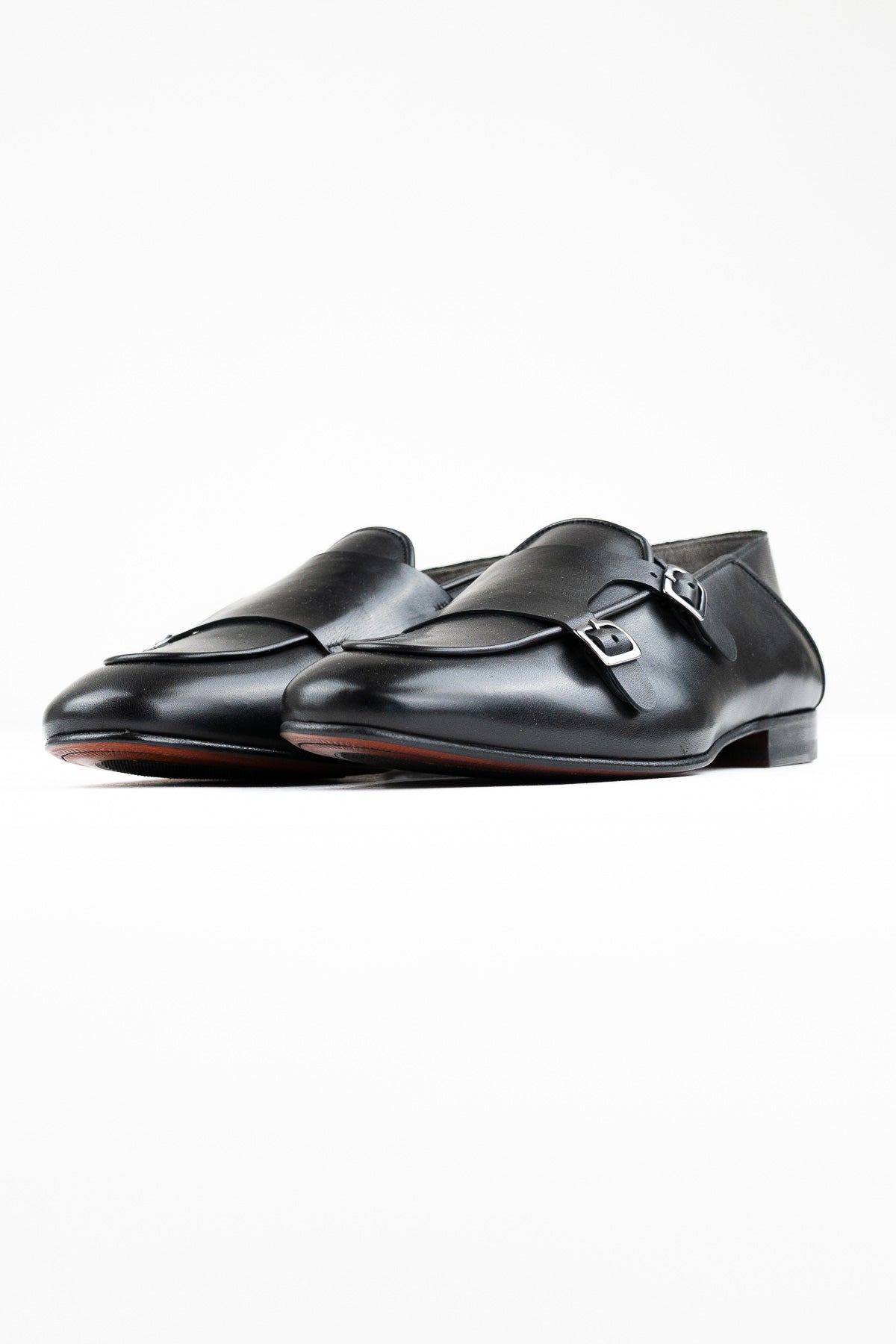 Mocassini uomo neri in vera pelle con doppia fibbia e suola in cuoio made in italy.