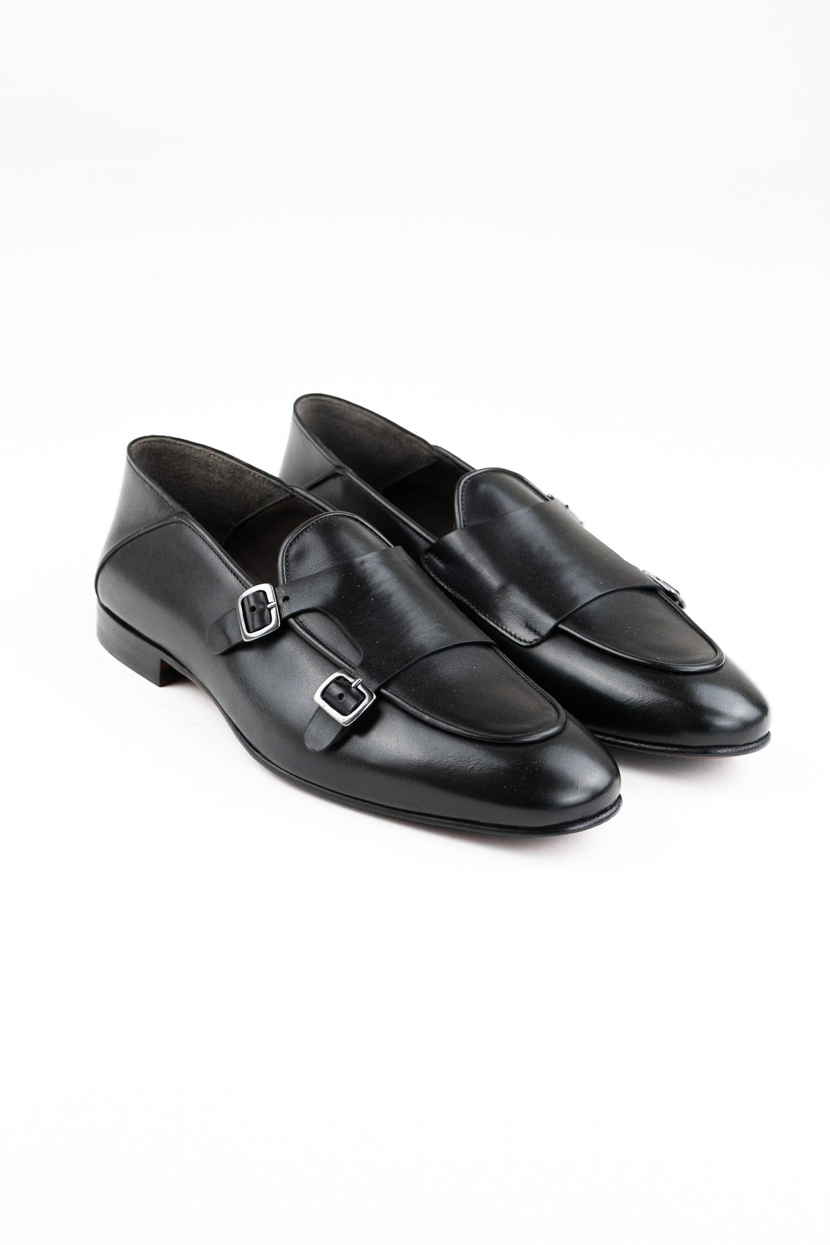 Mocassini uomo neri in vera pelle con doppia fibbia e suola in cuoio made in italy.