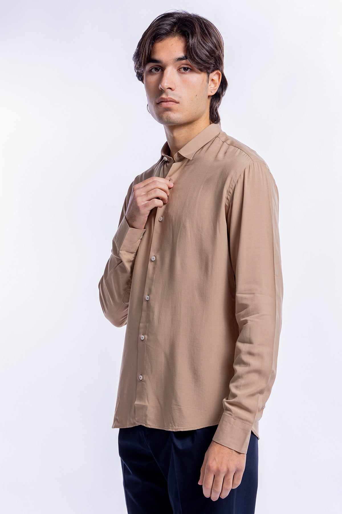 Camicia Uomo Casual In Viscosa effetto seta vestibilita comoda Collo Italiano Piccolo.