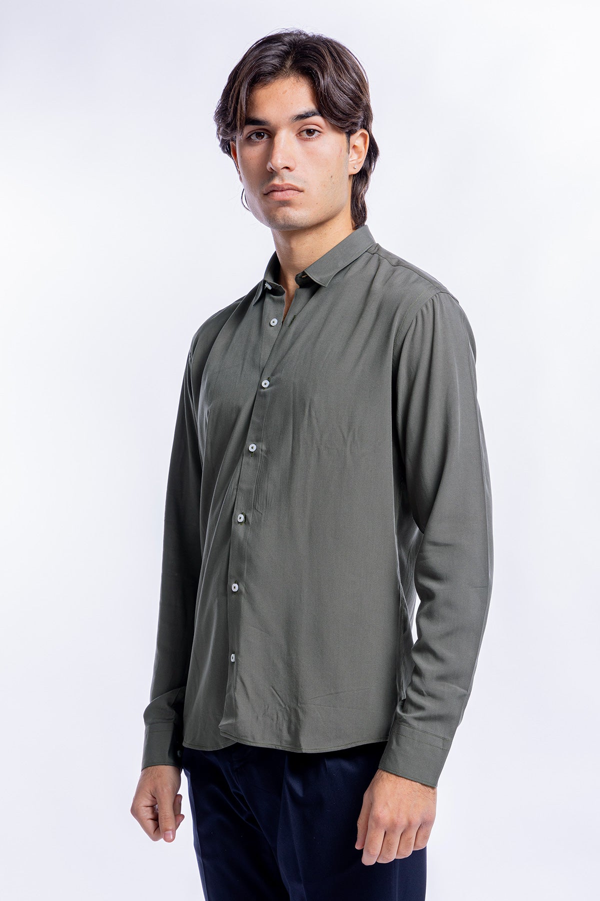 Camicia Uomo Casual In Viscosa effetto seta vestibilita comoda Collo Italiano Piccolo.