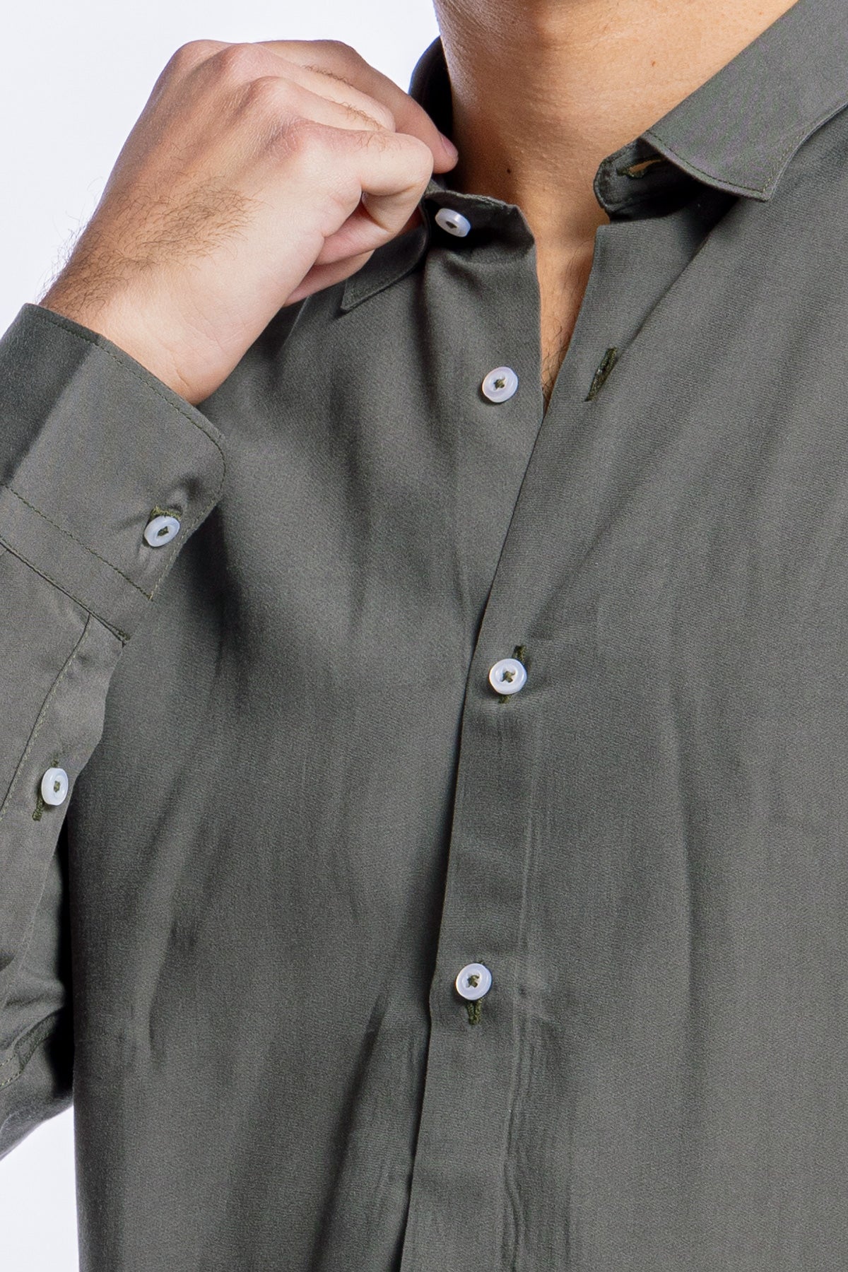 Camicia Uomo Casual In Viscosa effetto seta vestibilita comoda Collo Italiano Piccolo.