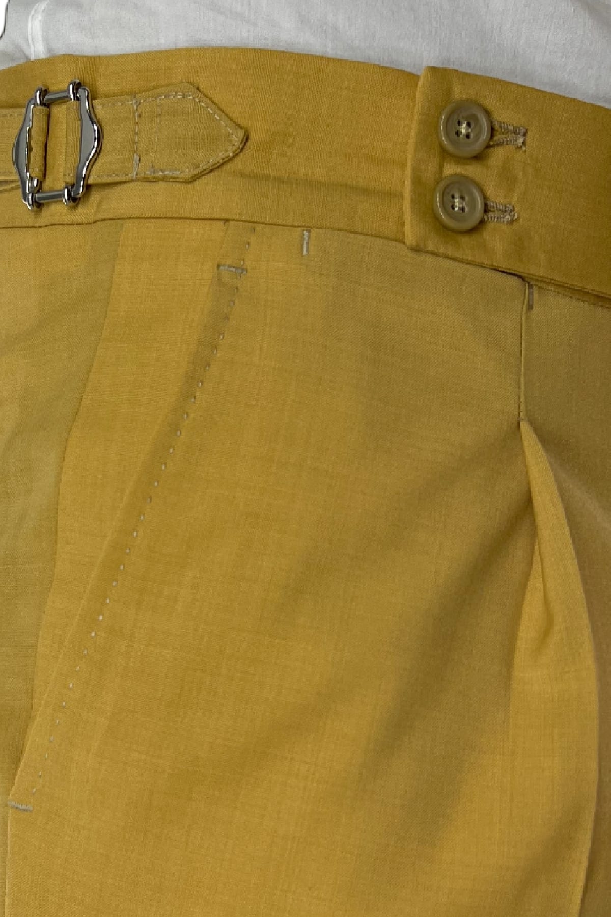 Pantalone uomo giallo in fresco lana tinta unita vita alta con pinces fibbie laterali e risvolto 4cm