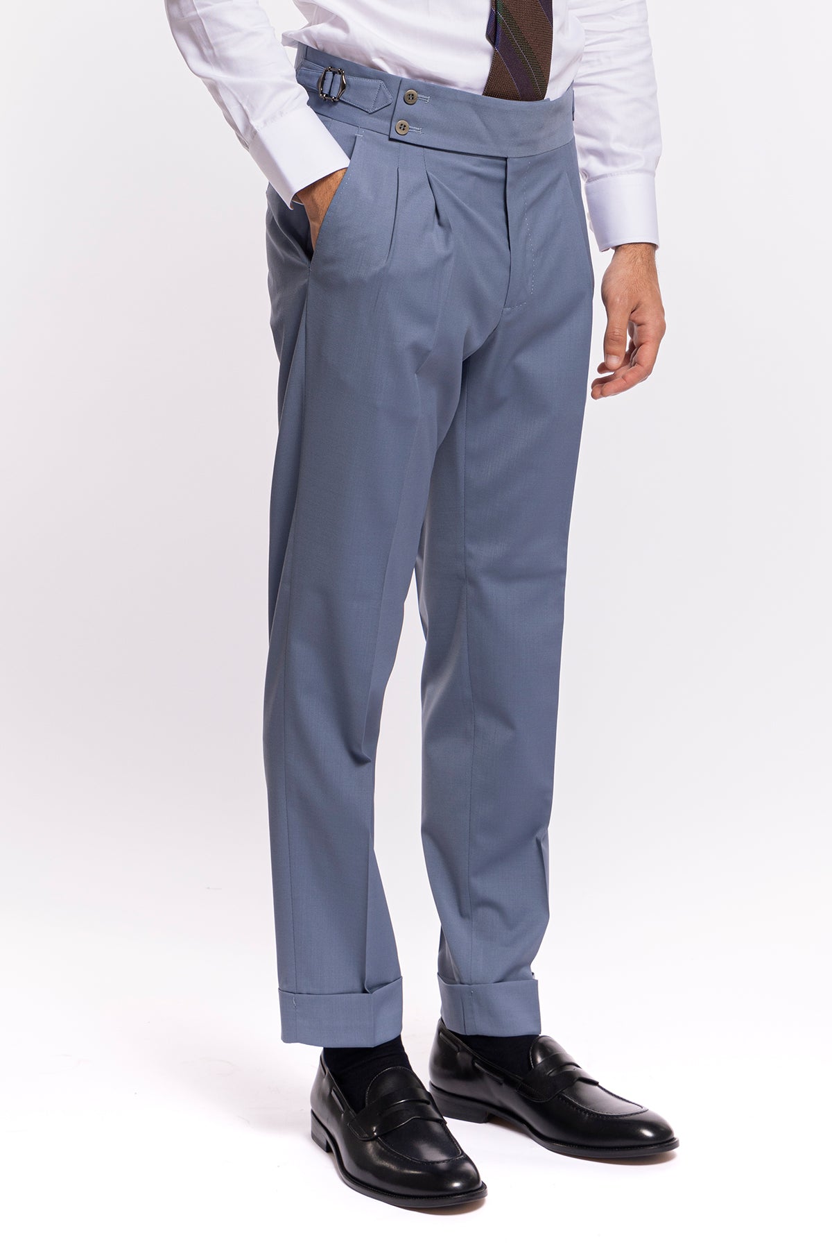Pantalone uomo Celeste in fresco lana tinta unita vita alta con pinces fibbie laterali e risvolto 4cm