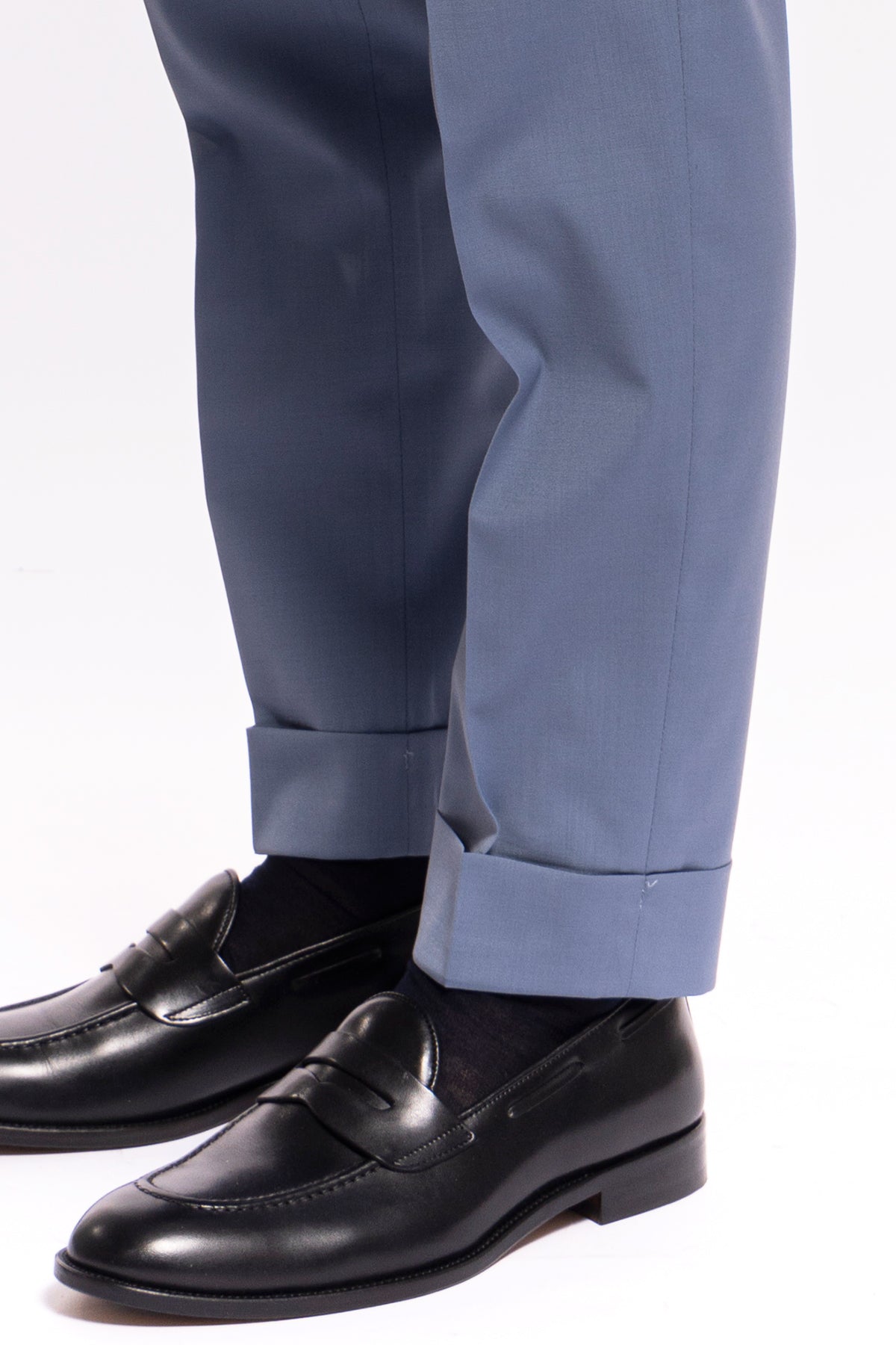 Pantalone uomo Celeste in fresco lana tinta unita vita alta con pinces fibbie laterali e risvolto 4cm