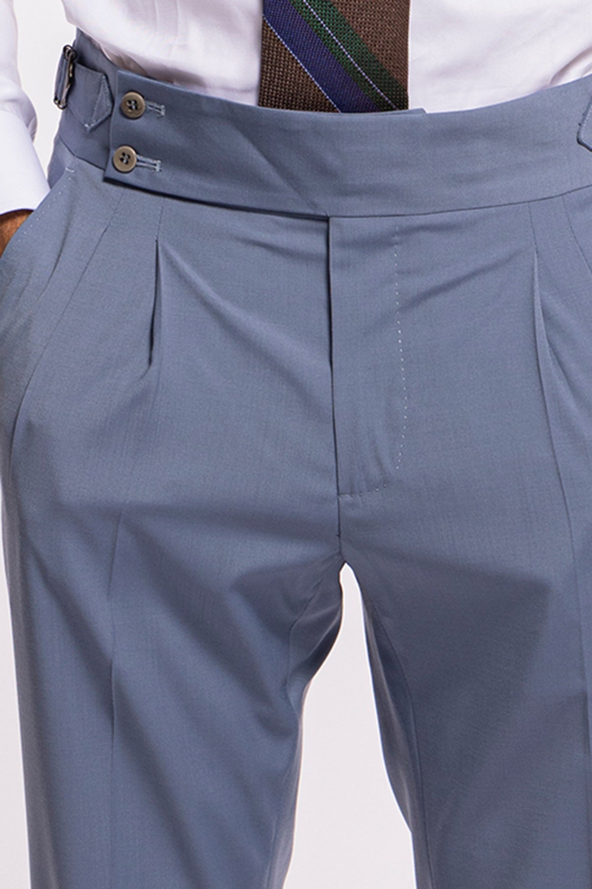 Pantalone uomo Celeste in fresco lana tinta unita vita alta con pinces fibbie laterali e risvolto 4cm