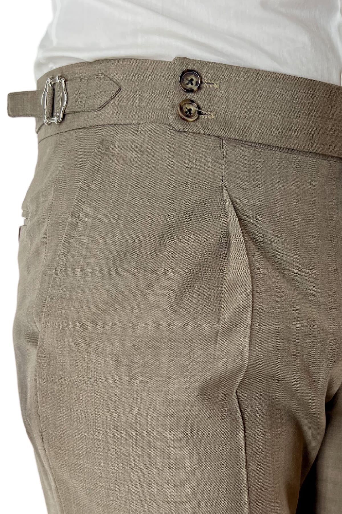 Pantalone uomo fango in fresco lana 120's Holland & Sherry vita alta con pinces fibbie laterali e risvolto 4cm