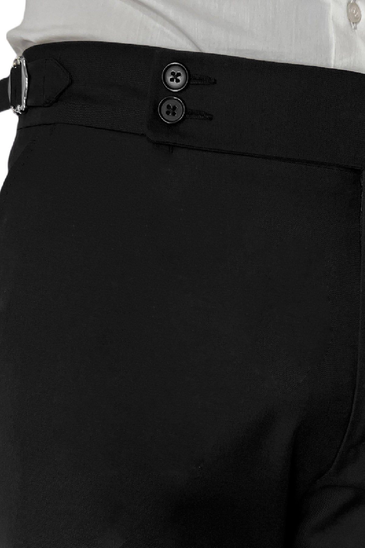 Pantalone uomo nero in fresco lana tinta unita vita alta fibbie laterali e risvolto 4cm