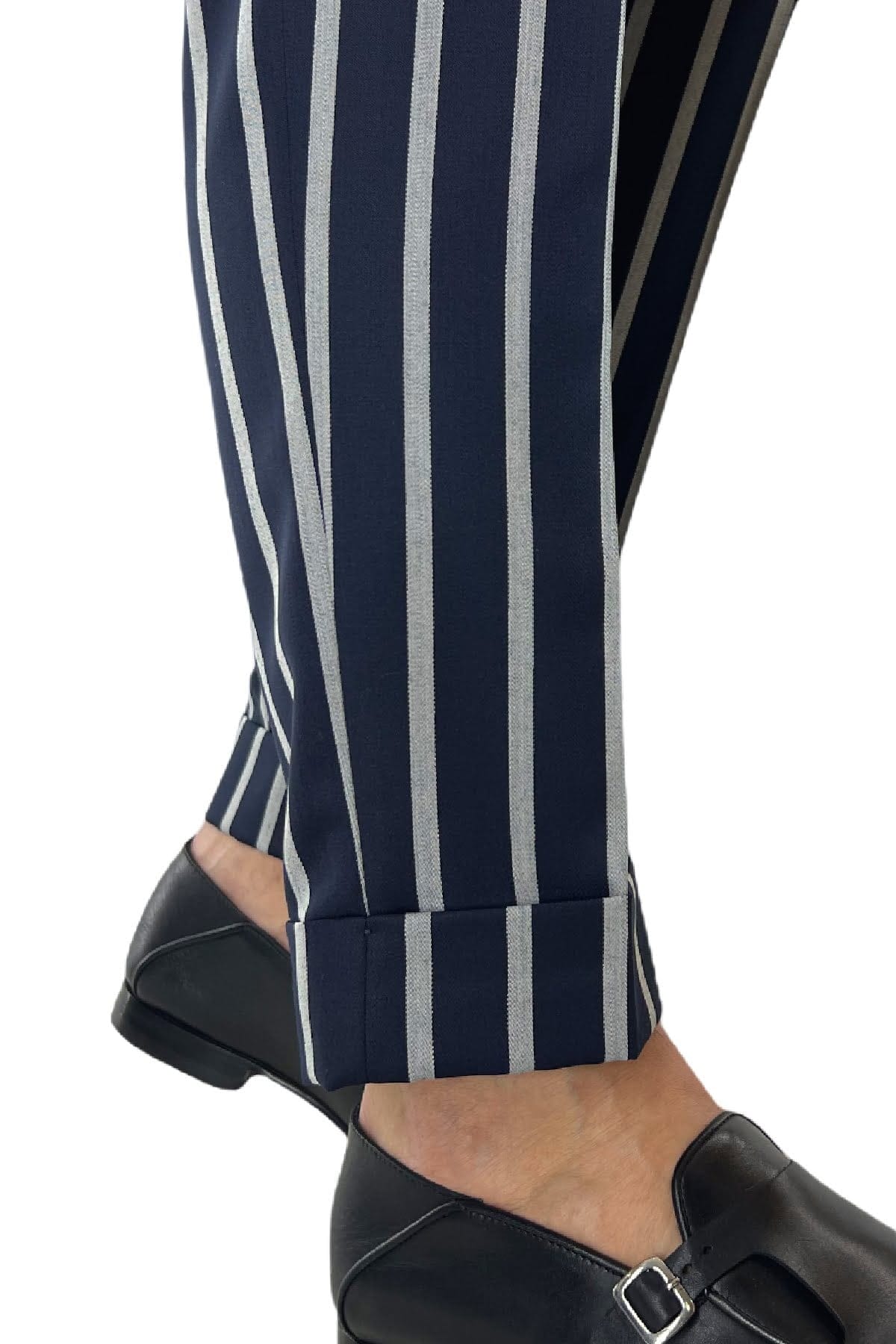Pantalone uomo blu riga grigia in fresco lana 120's Holland & Sherry vita alta con pinces fibbie laterali e risvolto 4cm