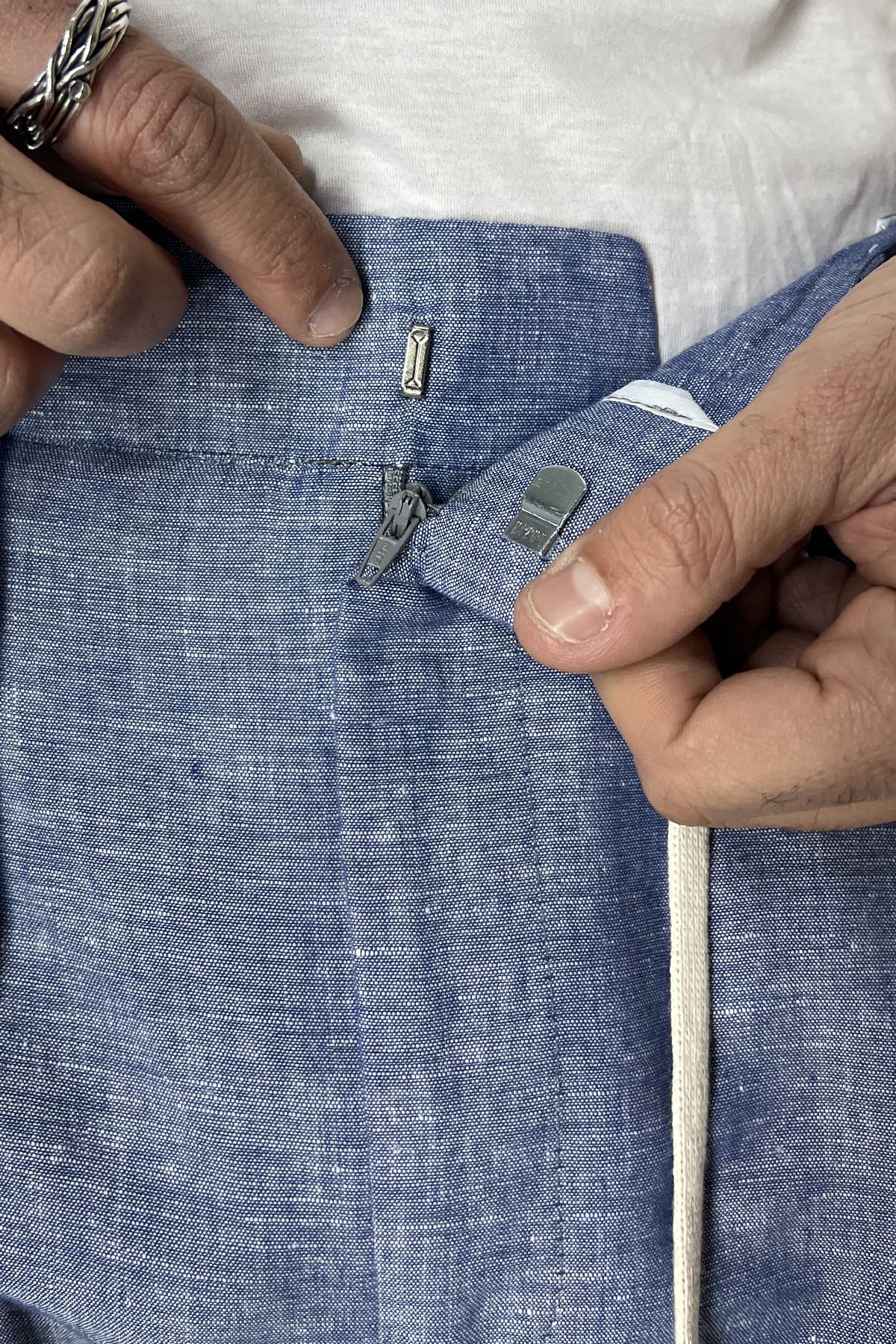 Pantalaccio uomo color denim in lino e cotone tasca america con doppia pence e laccio in vita risvolto 4cm