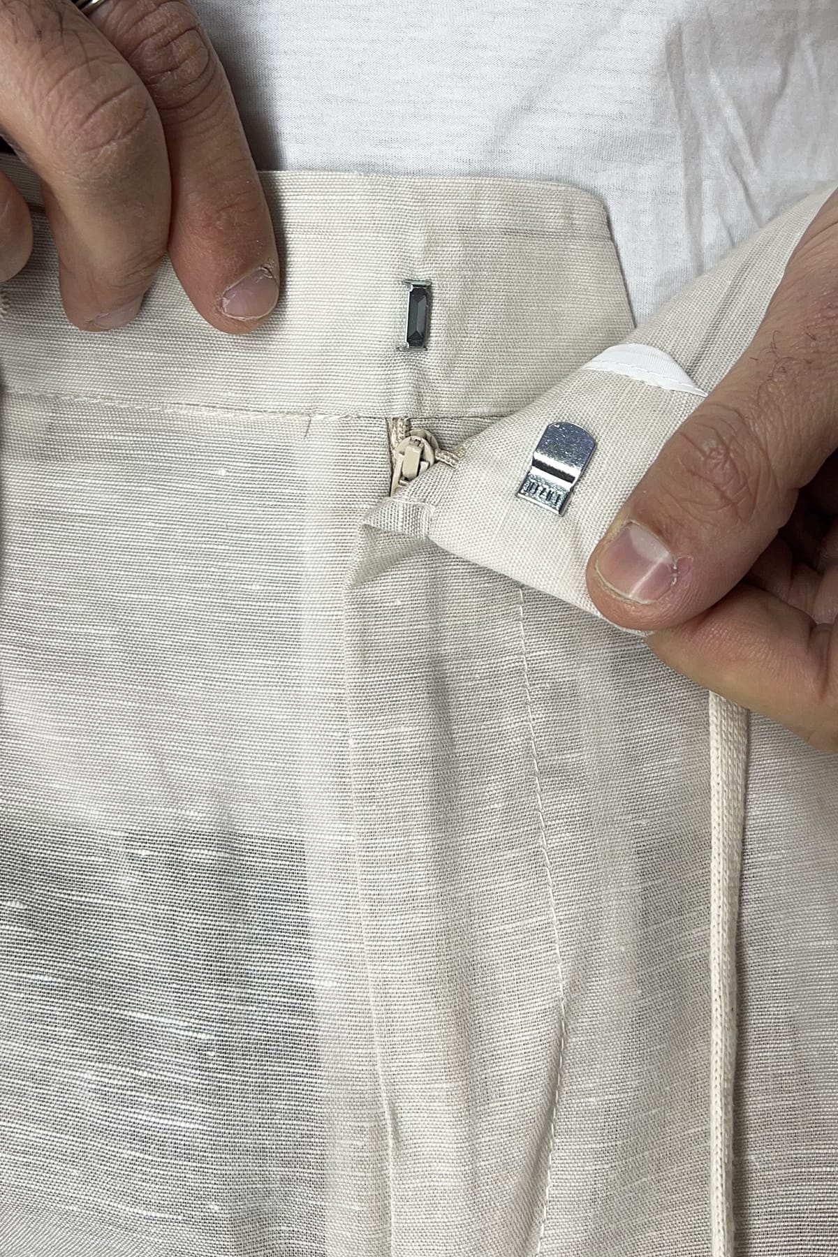 Pantalaccio uomo beige in lino e cotone tasca america con doppia pence e laccio in vita risvolto 4cm