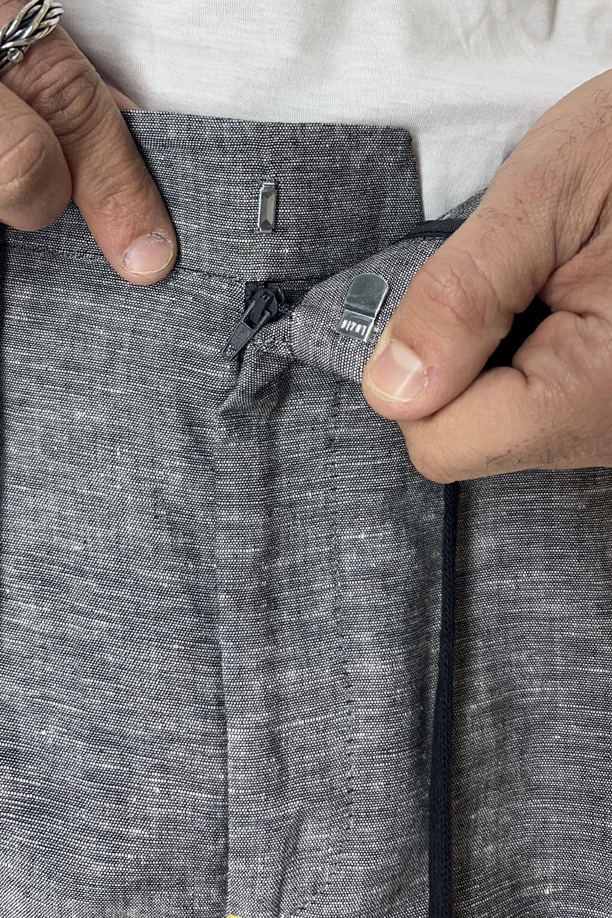 Pantalaccio uomo Grigio in lino e cotone tasca america con doppia pence e laccio in vita risvolto 4cm