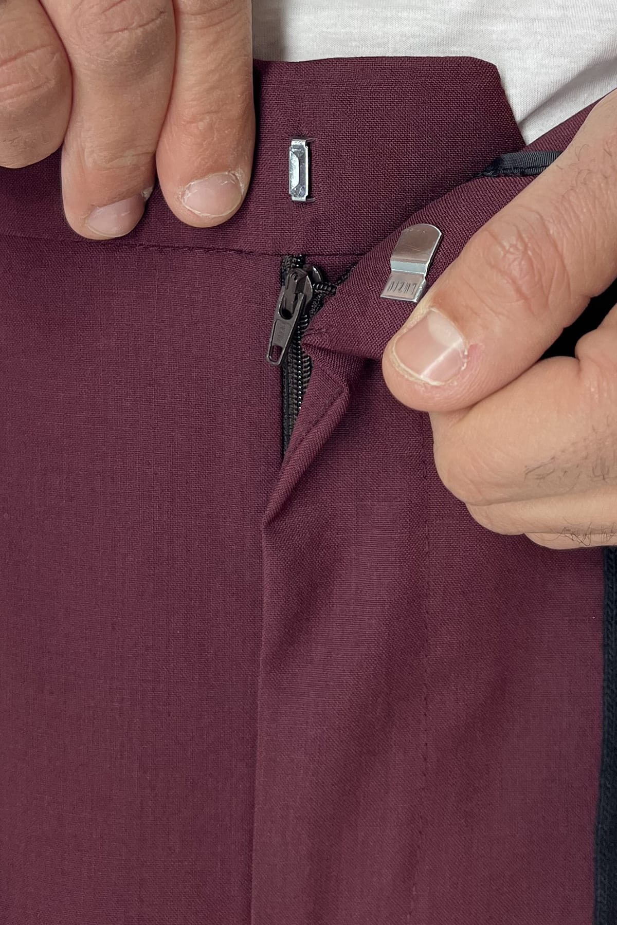 Pantalaccio uomo bordeaux in fresco lana tasca america con doppia pence e laccio in vita risvolto 4cm