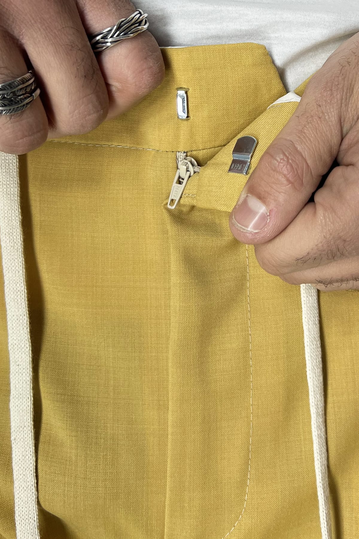 Pantalaccio uomo giallo in fresco lana tasca america con doppia pence e laccio in vita risvolto 4cm