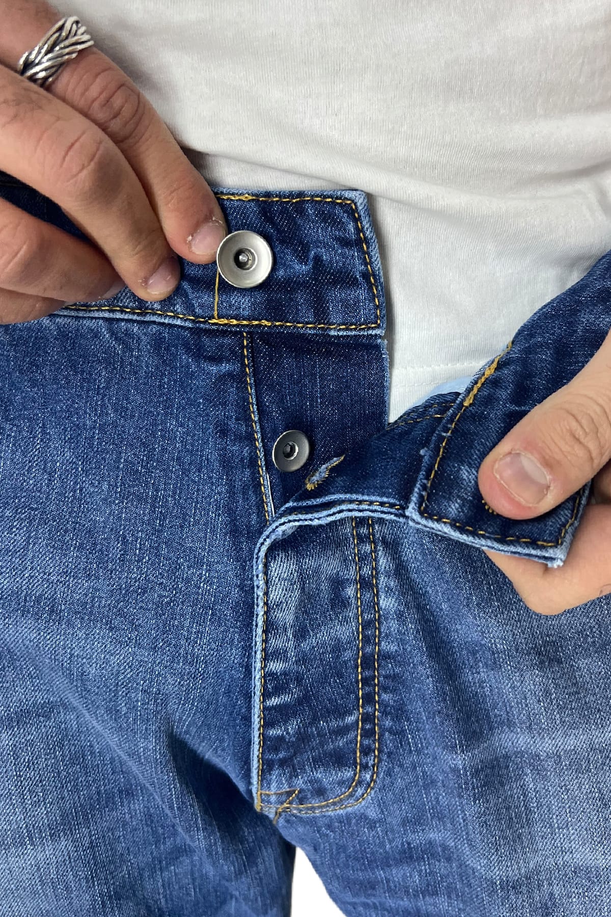 Jeans strappati da uomo con sfumature bianche regular fit