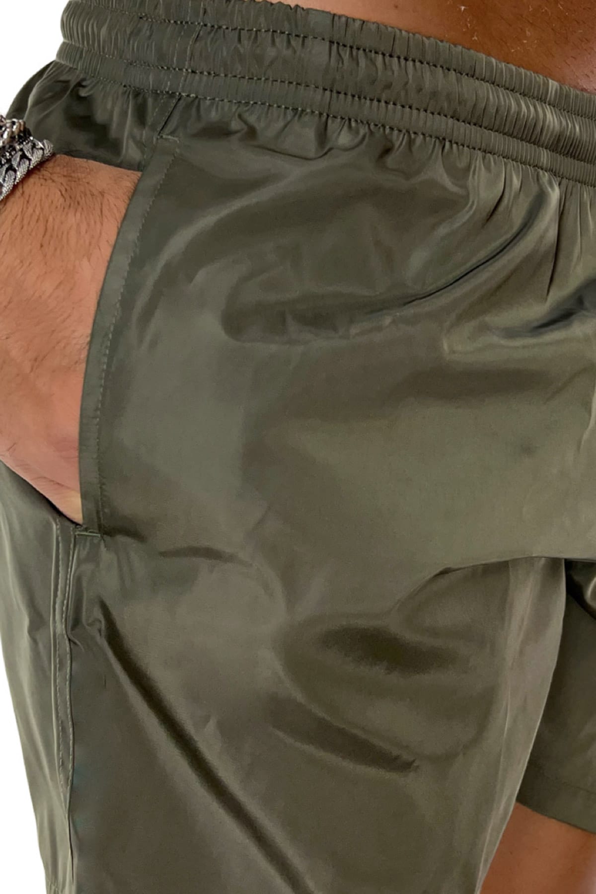 Costume da mare uomo verde militare tinta unita con tasche laterali a filo e laccio regolabile