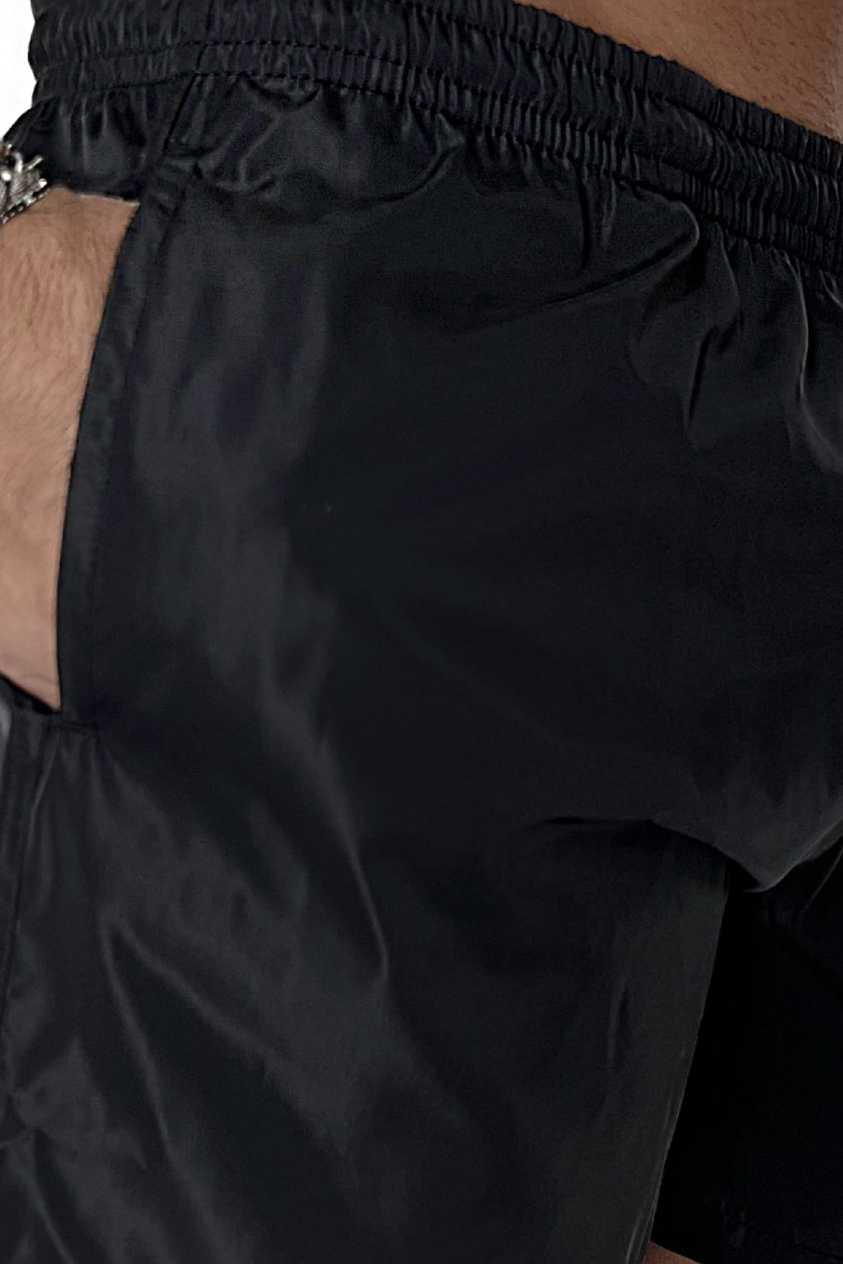 Costume da mare uomo nero tinta unita con tasche laterali a filo e laccio regolabile