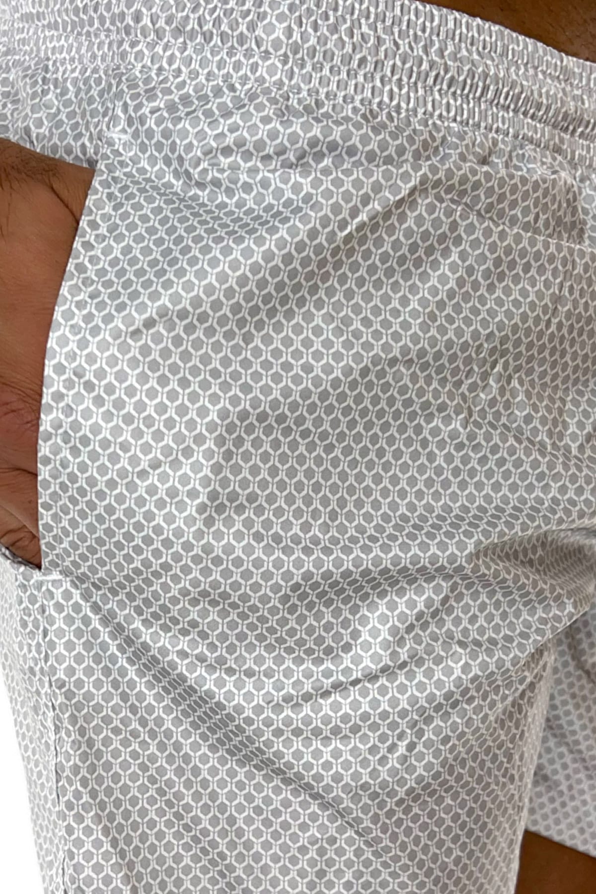 Costume da mare uomo grigio fantasia esagonale con tasche laterali a filo e laccio regolabile