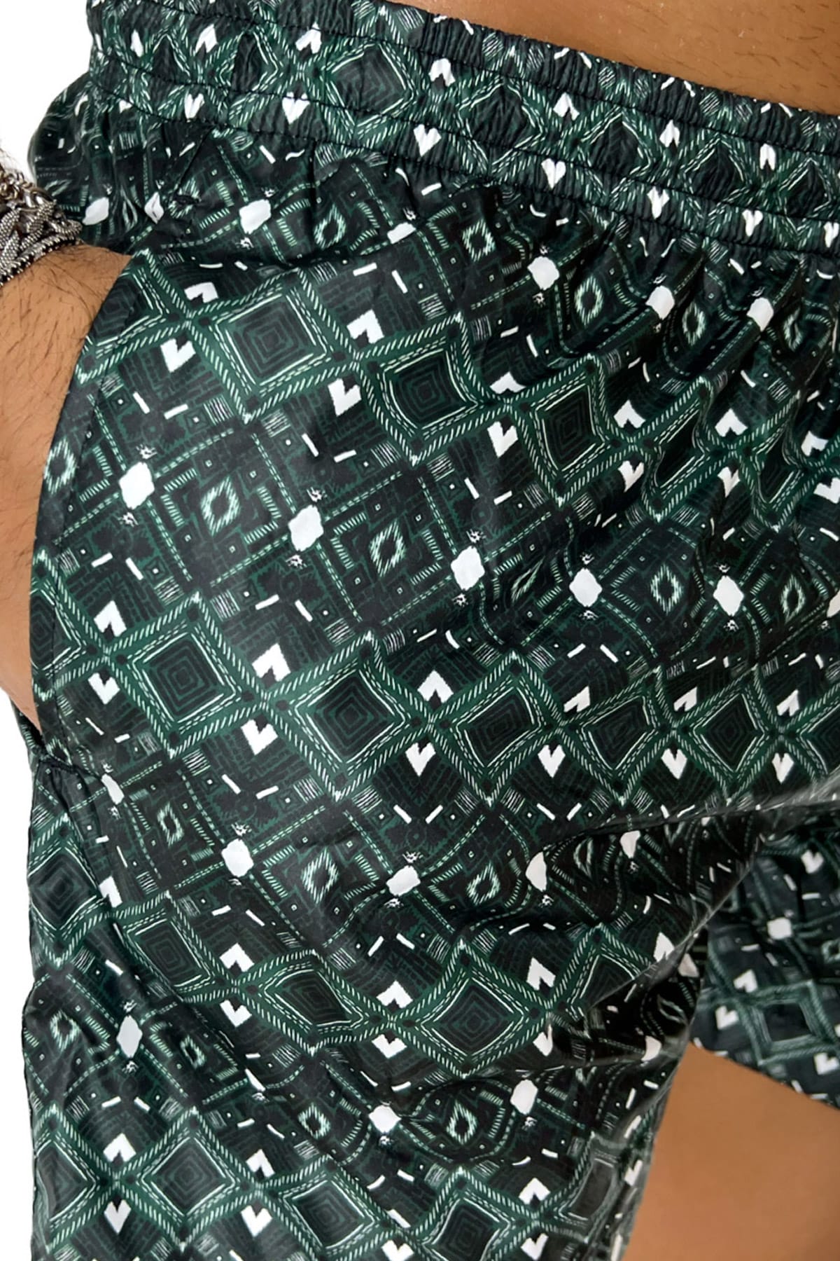 Costume da mare uomo verde scuro fantasia egizia con tasche laterali a filo e laccio regolabile
