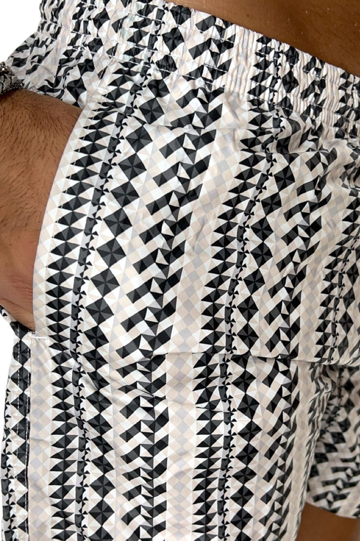 Costume da mare uomo nero fantasia geometrica con tasche laterali a filo e laccio regolabile