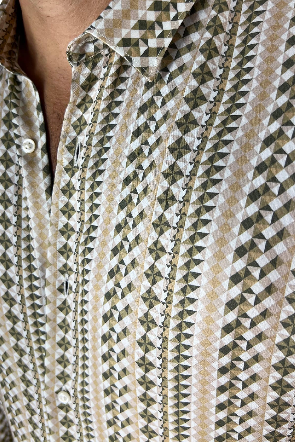 Camicia Uomo In Viscosa fantasia geometrica verde militare vestibilita comoda Collo Italiano